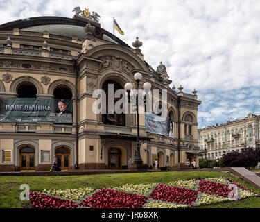 KIEW, UKRAINE - 12. JUNI 2016: Außenansicht des Gebäudes der ukrainischen Nationaloper Taras Schewtschenko Stockfoto