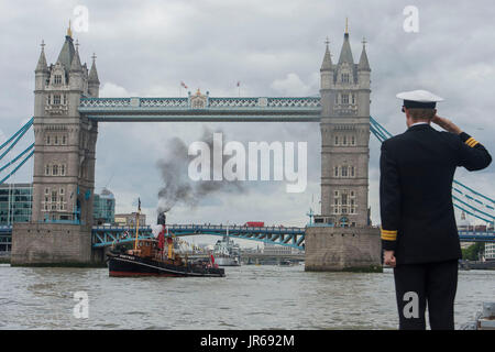 ST Portwey, ein 90-Jahr-alten Dampfschiffes, das auf dem Clyde im Jahre 1927 erbaut wurde, und die kam unter Kommando von der Royal Navy während des zweiten Weltkriegs, ist durch Kommandant Richard Pethybridge begrüßte, als sie vorbei HMS President, der Royal Navy Permanent dampft Ufer Einrichtung auf der Themse in London, da sie die Schlepper 90. Geburtstag begehen. Stockfoto