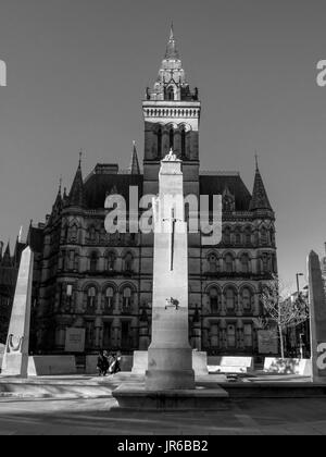 Schwarz/Weiß-Bild von Manchester Town Hall Ost Fassade an Mosley Street mit ehrenmal vor. Stockfoto