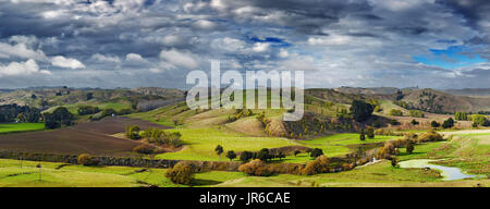 Landschaft mit Ackerland und bewölkten Himmel, Nordinsel, Neuseeland Stockfoto