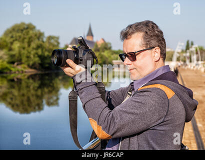 Mann, der Fluss, die Aufnahme eines Fotos Stockfoto