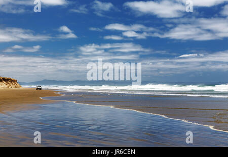 Auto auf dem Strand, Ninety Mile Beach, Neuseeland Stockfoto