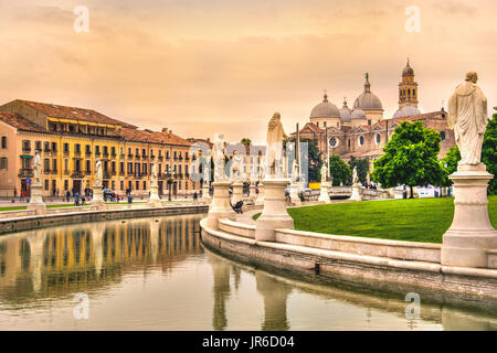 Padova - Prato della Valle Square und Santa Giustina Basilika - Veneto - Italien Stockfoto