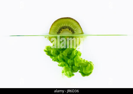 Kiwifrucht auflösen in Wasser Stockfoto