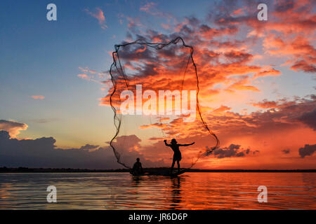 Silhouette von zwei Fischern gießen ein Fischernetz, Thailand Stockfoto