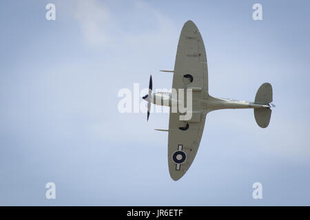 Duxford, Cambridgeshire, Großbritannien - Juli 12th, 2015: A Supermarine Spitfire führt an Duxford Flying Legends Stockfoto