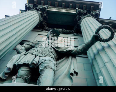 Sankt Petersburg, Russland - 20. Juli 2017.  Alter Krieger mit einem Lorbeerkranz. Detail des triumphalen Narva Tors in St. Petersburg Stockfoto