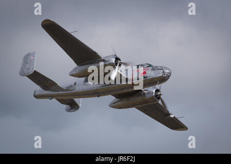 Duxford, Cambridgeshire, Großbritannien - Juli 12th, 2015: Der Red Bull North American B-25 Mitchell führt. Stockfoto