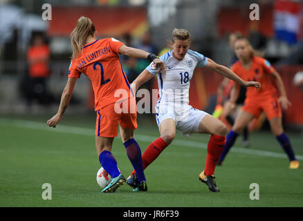 Netherland es Desiree Van Lunteren (links) und Englands Ellen White (rechts) Kampf um den Ball während der UEFA Women's Euro 2017 match bei der De Grolsch Veste, Enschede. PRESSEVERBAND Foto. Bild Datum: Donnerstag, 3. August 2017. Vgl. PA Geschichte Fußball England Frauen. Bildnachweis sollte lauten: Mike Egerton/PA Wire. Einschränkungen: Verwendung FA Beschränkungen unterworfen. Nur zur redaktionellen Verwendung. Gewerbliche Nutzung nur mit vorheriger schriftlicher Zustimmung der FA. Keine Bearbeitung außer Zuschneiden. Stockfoto