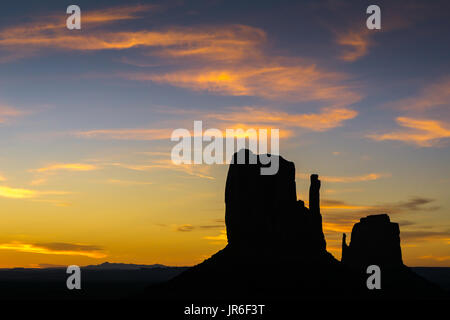 Sonnenaufgang über der Handschuhe, Monument Valley, Arizona, Amerika, USA Stockfoto