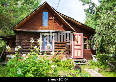 Vorderansicht des Blockhaus in russischen Dorf am sonnigen Sommertag Stockfoto