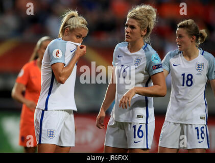 Stephanie Houghton (links) und Millie Bright (rechts) während der UEFA Women's Euro 2017 Englands match bei der De Grolsch Veste, Enschede. PRESSEVERBAND Foto. Bild Datum: Donnerstag, 3. August 2017. Vgl. PA Geschichte Fußball England Frauen. Bildnachweis sollte lauten: Mike Egerton/PA Wire. Einschränkungen: Verwendung FA Beschränkungen unterworfen. Nur zur redaktionellen Verwendung. Gewerbliche Nutzung nur mit vorheriger schriftlicher Zustimmung der FA. Keine Bearbeitung außer Zuschneiden. Stockfoto