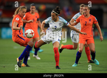 Netherland es Anouk Dekker (links) und Englands Lucy Bronze (Mitte) Kampf um den Ball während der UEFA Women's Euro 2017 match bei der De Grolsch Veste, Enschede. Stockfoto