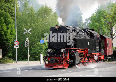 99 7241-5 Wernigerode Westerntor mit einem Zug für die Brocken, die Harzer Schmalspurbahnen. Stockfoto