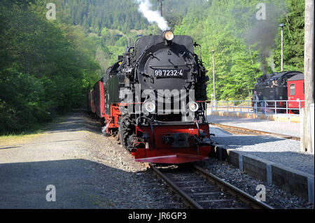 99 7232-4 Ankunft im Eisfelde Talmuhle mit einem Zug für Nordhausen. 99 6001-4 ist im Hintergrund. Harzer Schmalspurbahnen. Stockfoto