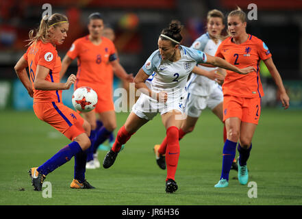 Netherland es Anouk Dekker (links) und Englands Lucy Bronze (rechts) Kampf um den Ball während der UEFA Women's Euro 2017 match bei der De Grolsch Veste, Enschede. Stockfoto