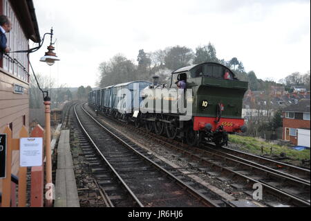 "4566" Eintritt Bewdley Station mit einem Güterzug. Severn Valley Railway. Stockfoto