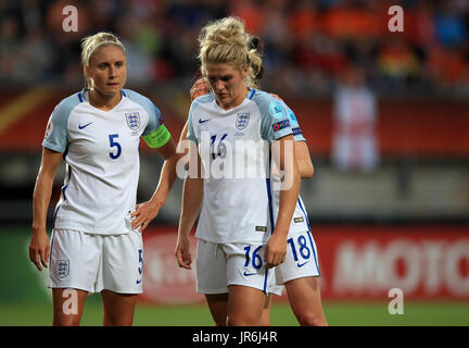 Englands Millie Bright (rechts) erscheint während der UEFA Women's Euro 2017 Match bei der De Grolsch Veste, Enschede niedergeschlagen. PRESSEVERBAND Foto. Bild Datum: Donnerstag, 3. August 2017. Vgl. PA Geschichte Fußball England Frauen. Bildnachweis sollte lauten: Mike Egerton/PA Wire. Einschränkungen: Verwendung FA Beschränkungen unterworfen. Nur zur redaktionellen Verwendung. Gewerbliche Nutzung nur mit vorheriger schriftlicher Zustimmung der FA. Keine Bearbeitung außer Zuschneiden. Stockfoto