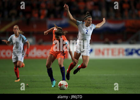 Netherland es Danielle van de Donk (links) und Englands Lucy Bronze (rechts) Kampf um den Ball während der UEFA Women's Euro 2017 match bei der De Grolsch Veste, Enschede. Stockfoto