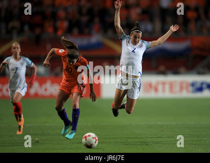 Netherland es Danielle van de Donk (links) Foulspiel von Englands Lucy Bronze (rechts) während der UEFA Women's Euro 2017 Match bei der De Grolsch Veste, Enschede. Stockfoto