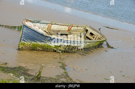 Gestrandet, Fäulnis Holzboote in der schlammigen Mündung in Orford, Suffolk. Stockfoto