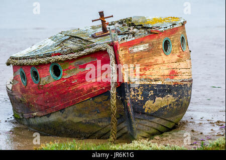 Gestrandet, Fäulnis Holzboote in der schlammigen Mündung in Orford, Suffolk. Stockfoto