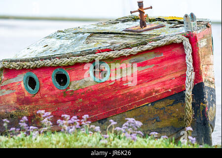 Gestrandet, Fäulnis Holzboote in der schlammigen Mündung in Orford, Suffolk. Stockfoto