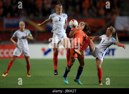 Netherland es Danielle van de Donk (Mitte rechts) kämpfen um den Ball mit Englands Lucy Bronze (Mitte) und Jordan Nobbs (rechts) während der UEFA Women's Euro 2017 match bei der De Grolsch Veste, Enschede. Stockfoto