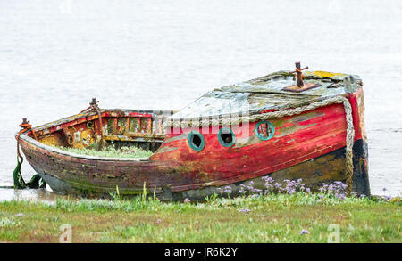 Gestrandet, Fäulnis Holzboote in der schlammigen Mündung in Orford, Suffolk. Stockfoto