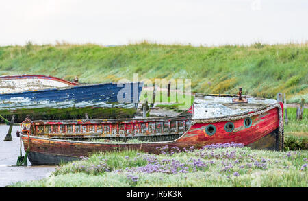 Gestrandet, Fäulnis Holzboote in der schlammigen Mündung in Orford, Suffolk. Stockfoto