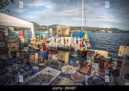Pella, Italien, 21. Mai 2017: Vintage Markeplace Stand am Lago d ' orta Stockfoto