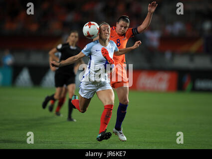 Englands Lucy Bronze (links) und niederländischen Sherida Spitse (rechts) Kampf um den Ball während der UEFA Women's Euro 2017 match bei der De Grolsch Veste, Enschede. Stockfoto