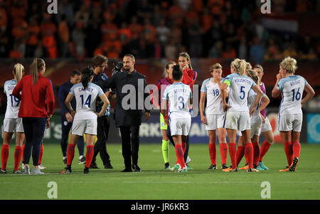 England-Spieler erscheinen niedergeschlagen nach dem Schlusspfiff während der UEFA Women's Euro 2017 Spiel in De Grolsch Veste, Enschede. Stockfoto