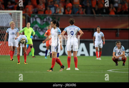 England-Spieler erscheinen niedergeschlagen nach dem Schlusspfiff während der UEFA Women's Euro 2017 Spiel in De Grolsch Veste, Enschede. Stockfoto