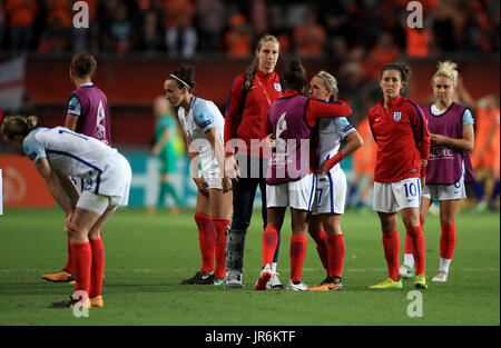 England-Spieler erscheinen niedergeschlagen nach dem Schlusspfiff während der UEFA Women's Euro 2017 Spiel in De Grolsch Veste, Enschede. Stockfoto