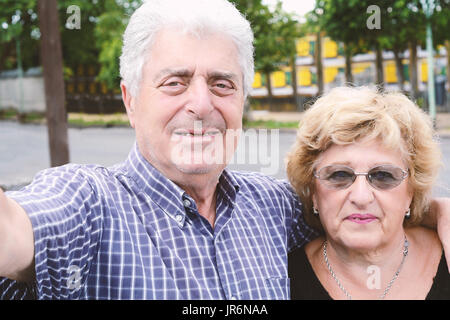 Porträt von einem älteren Ehepaar nehmen Selfie im Freien. Stockfoto
