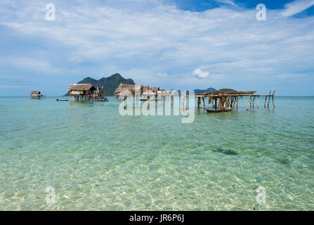 Gestelzt Häuser Dorf besetzt durch den Bajau Laut Sabah Borneo, Maiga Insel in der Nähe der Insel Sipidan und Tun Sakaran Marine Park, Sabah B Stockfoto