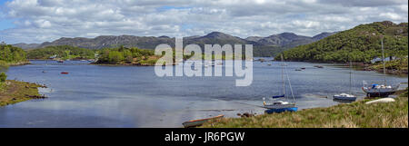 Segelyacht im Naturhafen am Badachro in der Nähe von Gairloch am Ufer Gair Loch, Ross und Cromarty, Schottland, Großbritannien Stockfoto