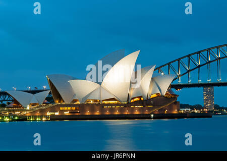 Sydney, Australien - 18. Oktober 2015: Nacht Blick auf das Sydney Opera House von Frau von Macquarie Stuhl in Sydney, eines der Wahrzeichen von New Sou Stockfoto