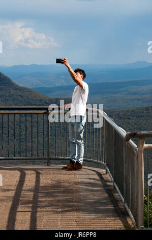 Katoomba, Australien - 20. Oktober 2015: Unbekannter Tourist unter ein Selbstporträt mit Smartphone in Blue Mountain Aussichtspunkt in New South Wales, Australien Stockfoto