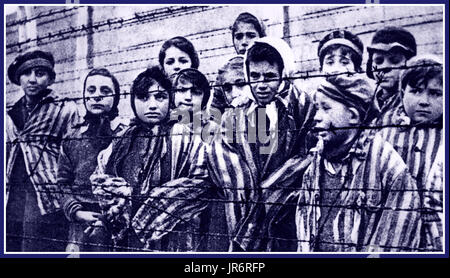 AUSCHWITZ Kindergefangene starren hinter einem Stacheldrahtzaun im berüchtigten Nazi-Todeslager Auschwitz im besetzten Südpolen heraus. Stockfoto