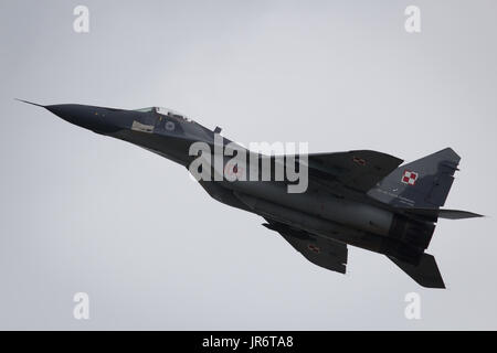 Fairford, Gloucestershire, UK - 10. Juli 2016: Ex-Russian sowjetischen Kalten Krieg Polnische Republik Mikoyan MiG-29 Fulcrum interceptor Anzeige an der Wantage Stockfoto