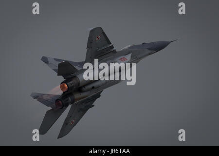 Fairford, Gloucestershire, UK - 10. Juli 2016: Ex-Russian sowjetischen Kalten Krieg Polnische Republik Mikoyan MiG-29 Fulcrum interceptor Anzeige an der Wantage Stockfoto