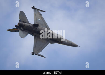 Fairford, Gloucestershire, UK - 10. Juli 2016: Griechische Luftwaffe Lockheed Martin, General Dynamics F-16 Fighting Falcon komplettiert seine Aerobatic Display Stockfoto