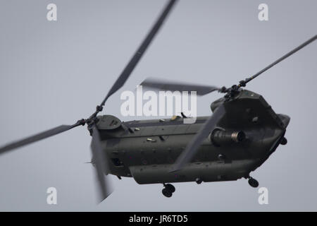 Fairford, Gloucestershire, Großbritannien - 10. Juli 2016: Royal Air Force Boeing CH-47 Chinook tritt auf der Fairford International Air Tattoo 2016 auf Stockfoto