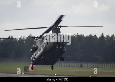 Fairford, Gloucestershire, Großbritannien - 10. Juli 2016: Royal Air Force Boeing CH-47 Chinook tritt auf der Fairford International Air Tattoo 2016 auf Stockfoto