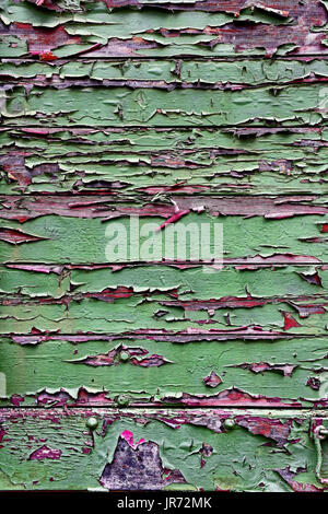 Alter grüner und roter Farbe peeling aus Holz bauen Stockfoto