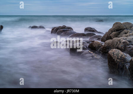 Hartland, Devon, Vereinigtes Königreich, dramatische Seascape, unheimliche Felsformation Stockfoto