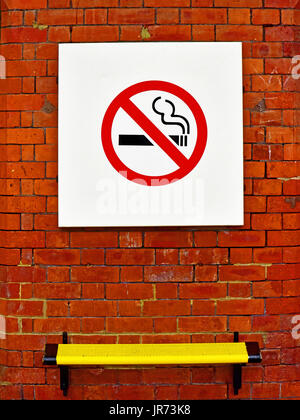 Cullercoats u-Bahnstation No Smoking Schild mit gelber Sitzfläche Stockfoto