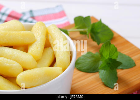 Schale von gekochten Kartoffel Kegel oder Gnocchi auf Holzbrett - Nahaufnahme Stockfoto